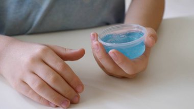 DIY çamur ile oynarken ellerinde yakın çekim