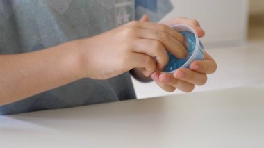 Elleri ile ev yapımı sümük oynamaya yakın çekim