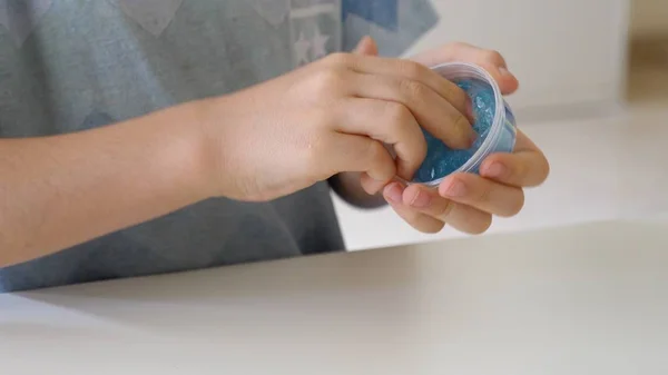 Close-up op handen spelen met huis gemaakte slime — Stockfoto