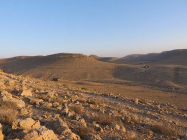 Rock kurak dağ manzarası ile uzak eski ahşap kulübe Utah, ABD Açık güneşli mavi gökyüzü altında Vadisi'nde mayınları