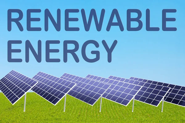 以蓝天为背景的Renewable Energy的3D图片说明 以及绿色田野中的太阳能电池板 — 图库照片