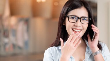 Evdeki akıllı telefonu kullanarak Asyalı kadını mutlu et. Teknoloji, Yaşam Tarzları ve İletişim