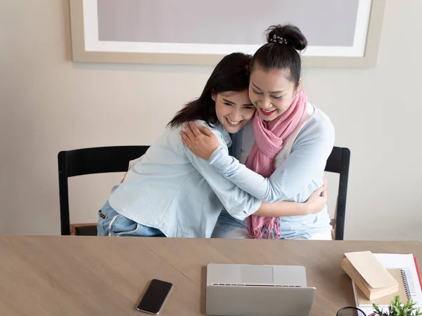 Mutlu Asyalı Anne Kızı Laptopla Sarılıyorlar Evde Top View Masada — Stok fotoğraf