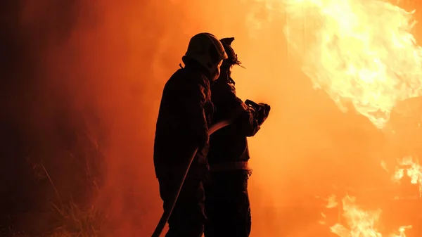 Азійський Пожежник Носить Костюм Захисту Від Вогню Вогневий Спрей Швидкість — стокове фото