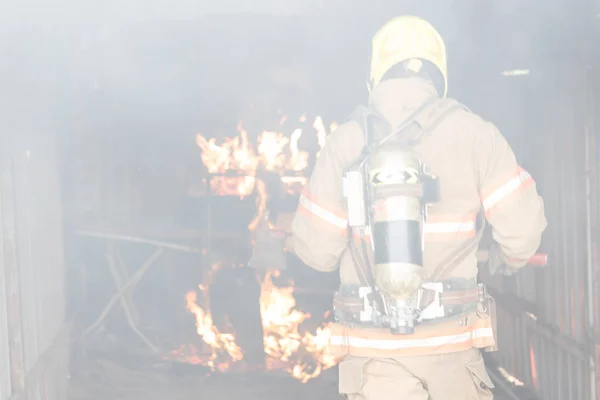 Bombeiro Desfocado Execute Emergência Fogo — Fotografia de Stock