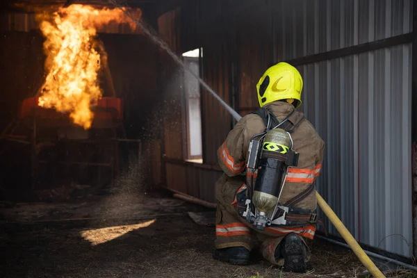 Bakifrån Brandman Bära Brandskyddsdräkt Brandträningsrummet Och Spraya Vatten Brand Vid — Stockfoto