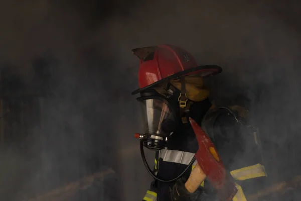 Азіатський Пожежник Тримає Екс Упевненим Собі Димом Вогонь Палає Задньому — стокове фото