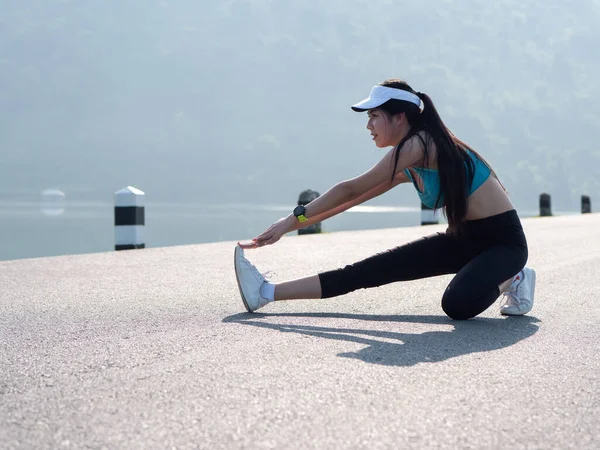 Jovem Mulher Asiática Alongando Músculos Perna Preparando Para Exercícios Corrida — Fotografia de Stock