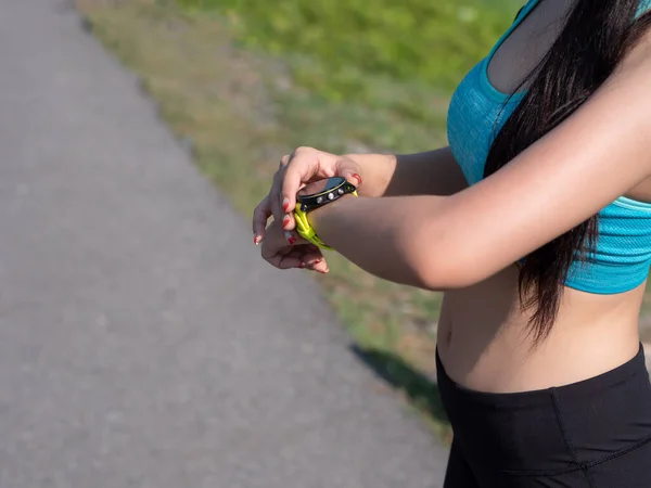 Spor Giyimde Seksi Zayıf Formalı Genç Bir Kadın Vücudu Yolda — Stok fotoğraf