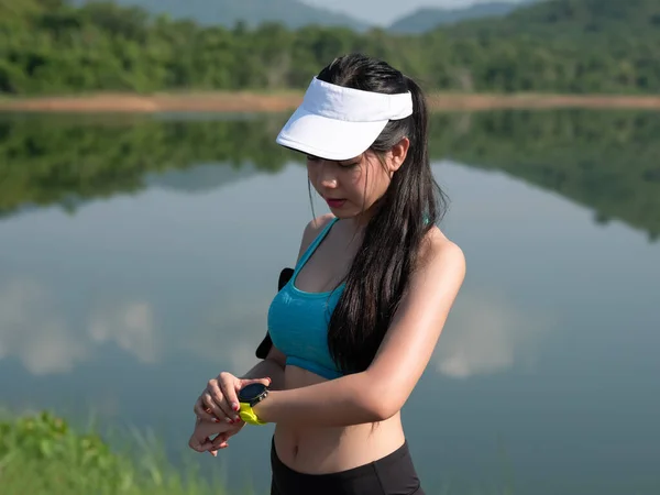 Genç Asyalı Kadın Ince Formalı Spor Giyimli Seksi Yolda Koşmak — Stok fotoğraf