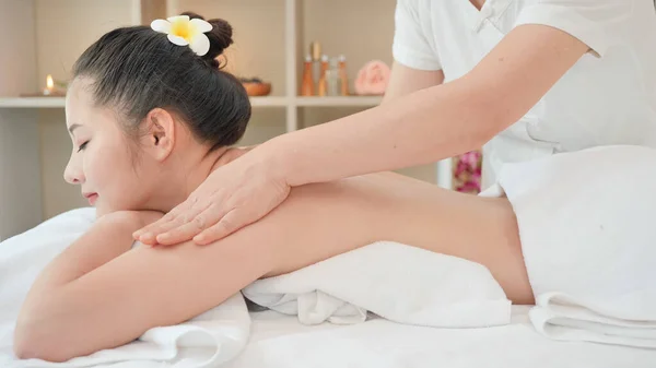 Mujer Asiática Joven Recibiendo Masaje Aceite Relajante Salón Spa Belleza —  Fotos de Stock