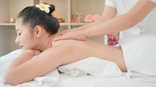 Mladá Asijská Žena Dostává Relaxační Olejovou Masáž Beauty Spa Salonu — Stock fotografie