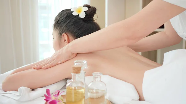 Jonge Aziatische Vrouw Krijgt Ontspannende Olie Massage Bij Beauty Spa — Stockfoto