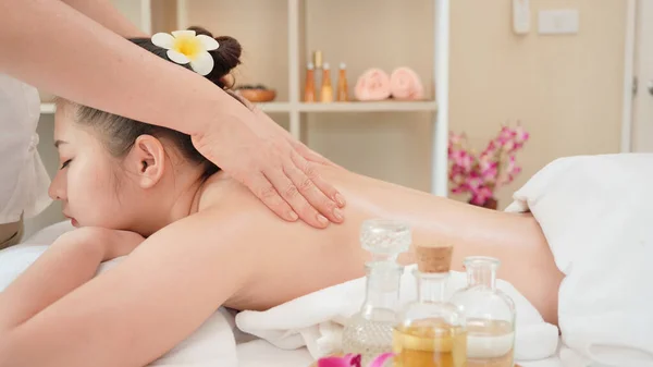 Jonge Aziatische Vrouw Krijgt Ontspannende Olie Massage Bij Beauty Spa — Stockfoto