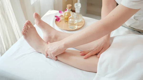 Close Jonge Vrouw Krijgt Beenreflexologie Massage Bij Beauty Spa Salon — Stockfoto