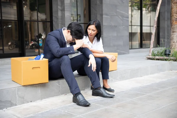 Dos Hombres Negocios Asiáticos Con Caja Cartón Sentados Junto Pasillo — Foto de Stock