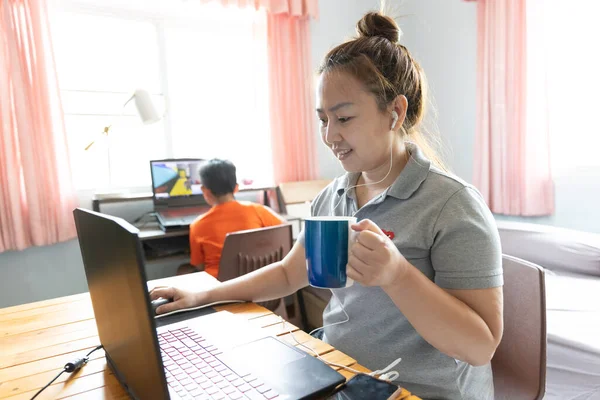 Mutlu Asyalı Anne Sabahleyin Oğlumla Yatak Odasında Dizüstü Bilgisayar Kullanıyor — Stok fotoğraf