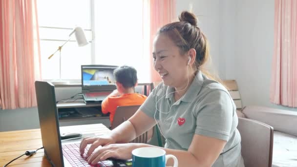 Domova Happy Asian Mother Using Laptop Bedroom Son Morning Sunlight — Stock video