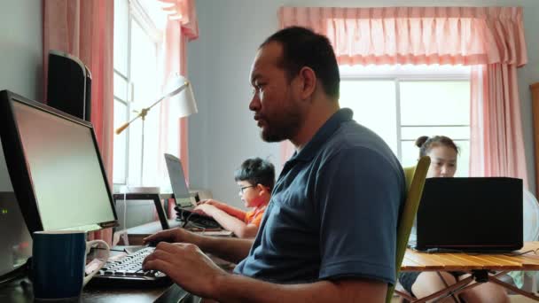 Evden Çalışıyorum Asyalı Anne Baba Oğlumla Yatak Odasında Bilgisayar Kullanıyorlar — Stok video