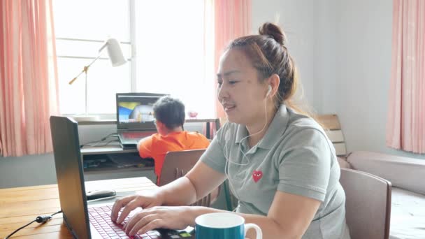 Trabalhar Casa Mãe Asiática Feliz Usando Laptop Beber Café Quarto — Vídeo de Stock