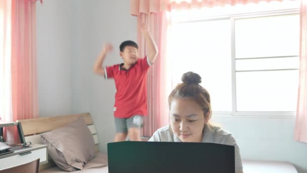 Asiatico Madre Mal Testa Lavoro Casa Utilizzando Laptop Figlio Fare — Video Stock