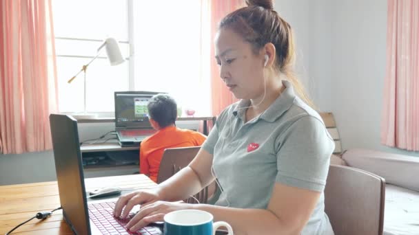 Lavorare Casa Asiatico Madre Utilizzando Laptop Smartphone Camera Letto Con — Video Stock