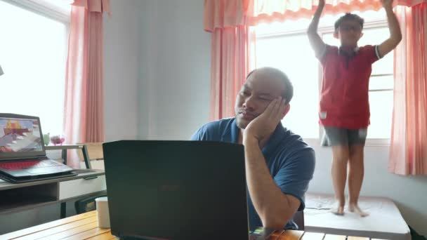 Asiático Pai Dor Cabeça Trabalhando Casa Usando Laptop Filho Fazer — Vídeo de Stock