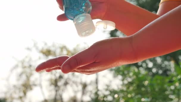 Närbild Arm Kvinnor Hälla Sanering Hand Gel Hand För Utbrott — Stockvideo