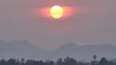 Sahne doğası Akşamları gökyüzünde güzel, büyük gün batımı. arka plan kırmızı günbatımı dolu ve dağ, orman
