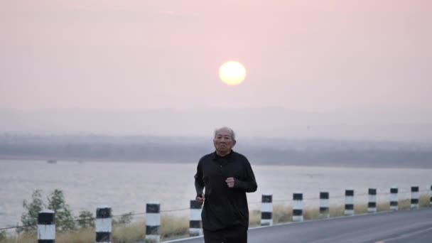 Ejercicio Asiático Ancianos Hombre Mayor Corriendo Por Carretera Mañana Con — Vídeos de Stock