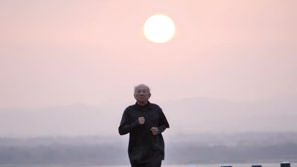 Ασιατική Άσκηση Ηλικιωμένων Ανώτερος Άνθρωπος Τρέχει Στο Δρόμο Πρωί Την — Αρχείο Βίντεο