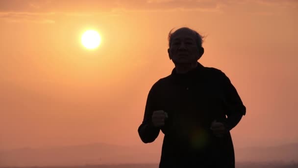 Exercício Asiático Idoso Homem Sénior Correr Estrada Manhã Com Nascer — Vídeo de Stock