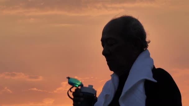 Закрыть Силуэт Азиатских Пожилых Людей Пить Воду После Тренировки Утром — стоковое видео