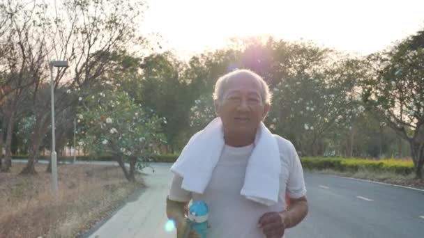 Vista Frontal Asiático Ejercicio Ancianos Hombre Mayor Corriendo Por Carretera — Vídeos de Stock