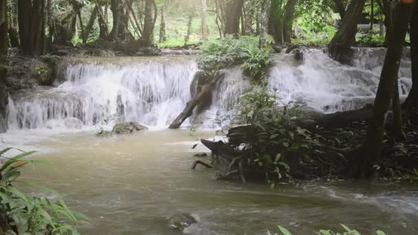 Bela Cachoeira Gering Kravia Parque Nacional Khao Pak Lom Kanchanaburi — Vídeo de Stock