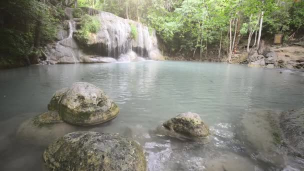 Όμορφη Erawan Καταρράκτη Εθνικό Πάρκο Kanchanaburi Ημέρα Που Έχουν Ηλιακό — Αρχείο Βίντεο