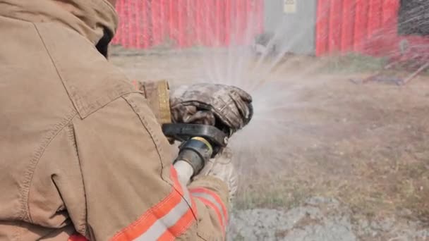 Οπίσθια Όψη Πυροσβέστης Κοστούμι Πυροπροστασίας Πρακτική Ψεκασμού Νερού Πυροσβεστικό Σταθμό — Αρχείο Βίντεο