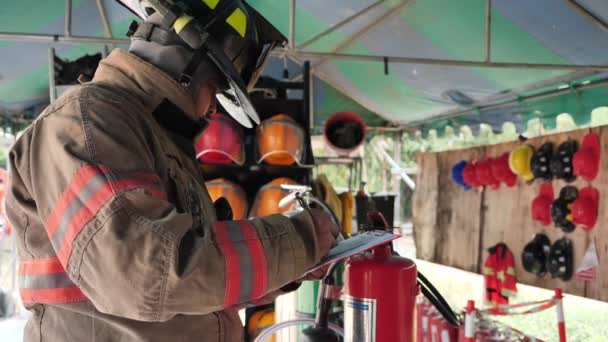 Азіатський Пожежник Перевіряє Діоксид Вуглецю Системі Вогнегасника Готовій Разі Пожежі — стокове відео