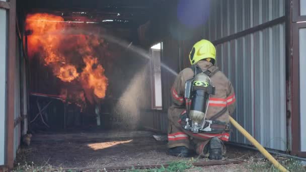 Widok Tyłu Strażak Nosić Kombinezon Przeciwpożarowy Siedzieć Sali Treningowej Spray — Wideo stockowe
