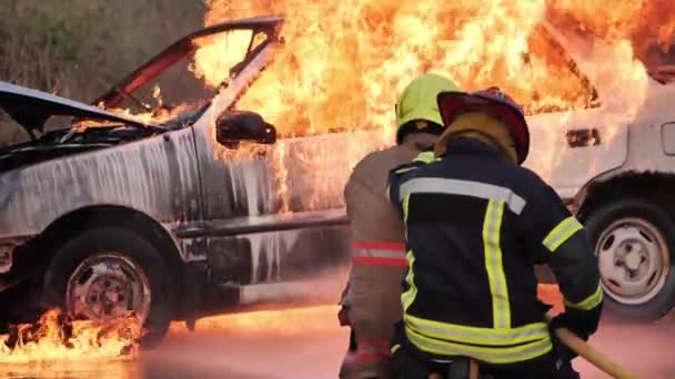 Hátul Ázsiai Tűzoltó Tűzvédelmi Ruhát Visel Tűzoltó Tűzzel Harcol Egy — Stock videók