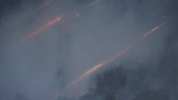 Азиатский Пожарный Носит Противопожарный Костюм Спасенным Мальчиком Руках Идущим Дыму — стоковое видео