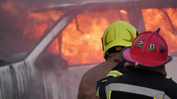 아시아 소방관의 뒷모습은 방호복을 소방관은 소방서 컨셉트에서 화재드릴 사고가 자동차에 — 비디오