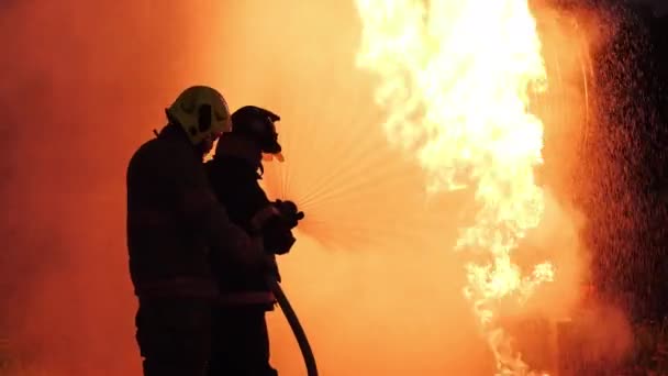 Bakifrån Asiatiska Brandman Bära Brandskyddsdräkt Brandman Sprayvatten Slåss Brandstationen Natten — Stockvideo