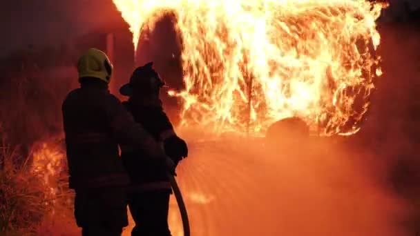 Hátul Ázsiai Tűzoltó Tűzvédelmi Ruhát Visel Tűzoltó Vízpermet Harcol Éjjel — Stock videók