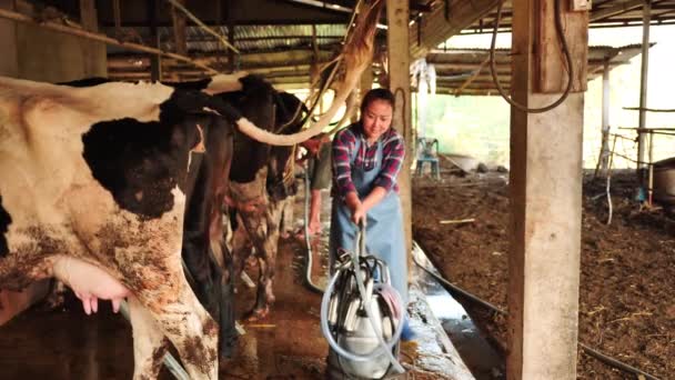 Mujer Agricultora Que Empuja Máquina Ordeño Caminando Llega Tanque Almacenamiento — Vídeos de Stock