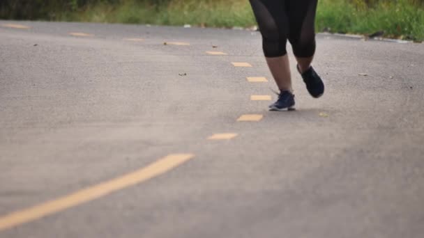 Acercamiento Pies Mujer Corriendo Carretera Parque Mujer Corriendo Por Noche — Vídeo de stock