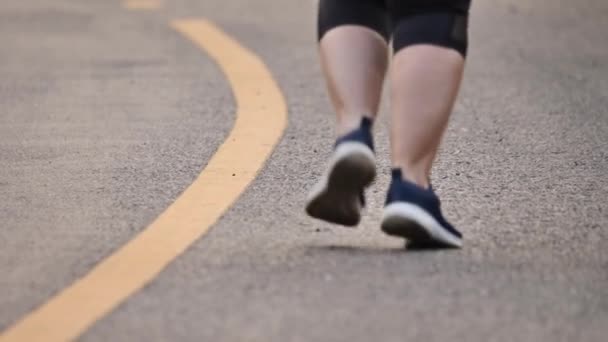 Acercamiento Pies Mujer Corriendo Carretera Parque Mujer Corriendo Por Noche — Vídeo de stock