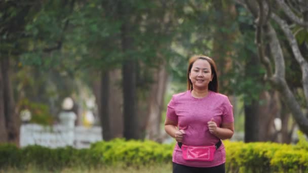 Asiatisk Kvinna Joggar Vägen Parken Front View Kvinna Som Springer — Stockvideo