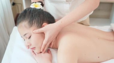 Genç Asyalı kadın güzellik salonunda kaplıca masajı yaptırıyor. Yüz masajı, rahatlatıcı masaj, kaplıca ve vücut bakımı.. 