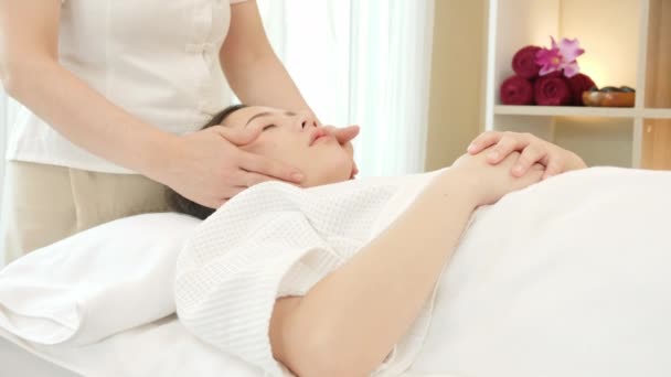 Jovem Mulher Asiática Recebendo Tratamento Massagem Spa Salão Beleza Spa — Vídeo de Stock